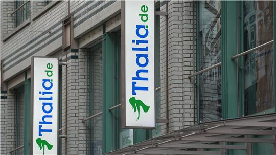 Das Thalia-Logo an einer Filiale der Buchhandelskette.