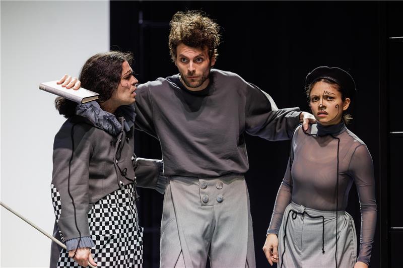 Hildesheim feiert Don-Quijote-Theater-Trilogie im März Das Theater für Niedersachsen erarbeitet den „Don Quijote“ in jeder Form, hier als Schauspiel. Im Bild: Daniele Veterale (Sancho Panza), Paul Hofmann (Don Quijote), Camila Cordero (Häscher).