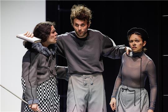 Das Theater für Niedersachsen erarbeitet den „Don Quijote“ in jeder Form, hier als Schauspiel. Im Bild: Daniele Veterale (Sancho Panza), Paul Hofmann (Don Quijote), Camila Cordero (Häscher).