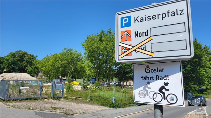 Das Foto zeigt ein durchgestrichenes Hinweisschild auf Parkplätze unterhalb der Kaiserpfalz.
