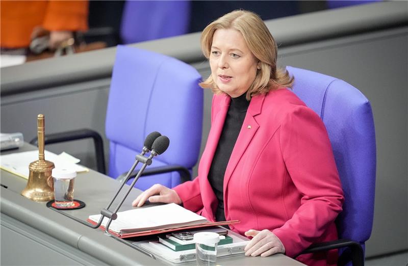 Bundestagspräsidentin Bas: „Wir sind wachsam” Das Thema Sicherheit stehe im Bundestag permanent auf der Agenda, so Bundestagspräsidentin Bärbel Bas.