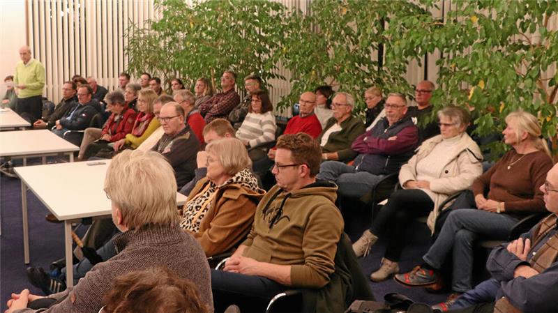 Pläne für Windkraft im Lutter-Becken: Wie geht es jetzt weiter? Das Thema Windkraftausbau mobilisiert: Zahlreich erscheinen die Interessierten zur Bauausschusssitzung in Langelsheim, wo das Thema auf der Tagesordnung steht.