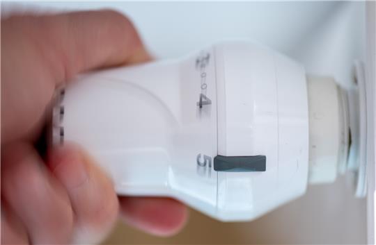 Das Thermostat eines Heizkörpers wird in einer Wohnung eingestellt. Pläne für möglichen Gas-Krisenfall: Niemand soll frieren. Foto: picture alliance/dpa | Hendrik Schmidt