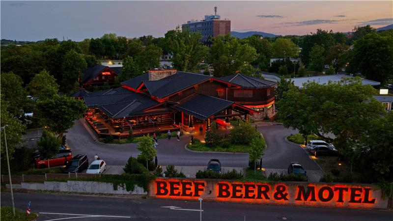 Ein Timberjack-Restaurant und Motel aus der Vogelperspektive in Kassel.