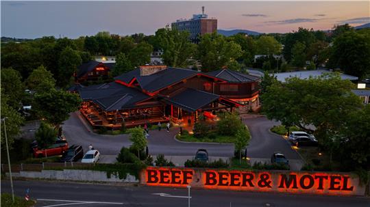 Ein Timberjack-Restaurant und Motel aus der Vogelperspektive in Kassel.