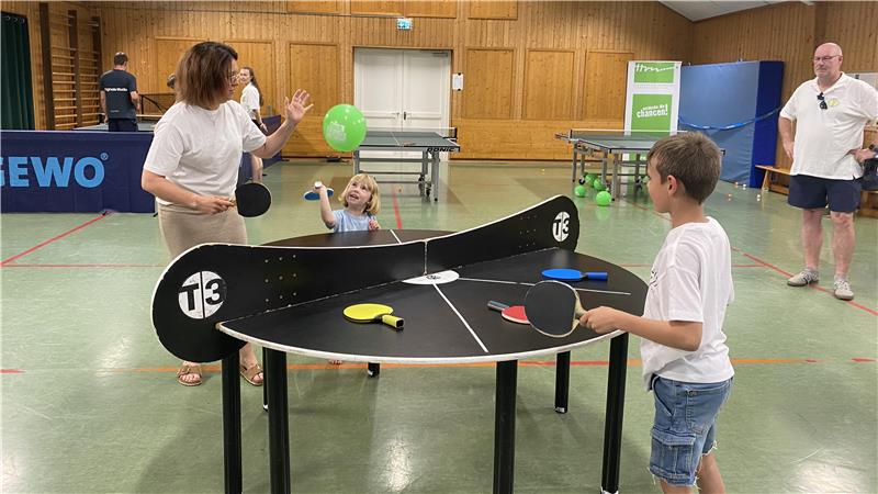 135-Jahr-Feier: MTV Bettingerode trotzt tapfer der Hitze Das Tischtennis-Mobil hat für das Vereinsfest in Bettingerode auch runde Platten im Gepäck, die mit Luftballons bespielt werden.
