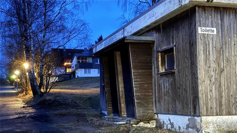 Das Toilettenhäuschen am Hasselkopf, das vor allem von Wintersportlern genutzt wurde, soll in den nächsten Tagen abgerissen werden.