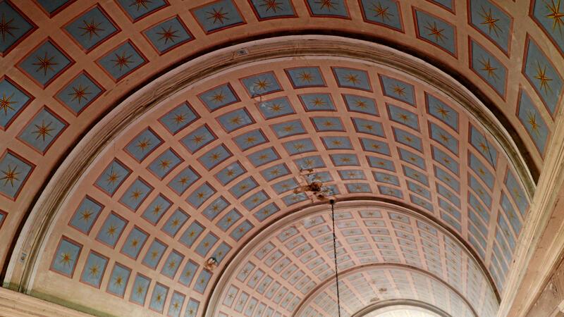 Hornburg lässt seine alten Fachwerkhäuser sprechen Das Tonnengewölbe des Kirchenschiffs ist komplett mit Sternen ausgemalt und muss saniert werden.