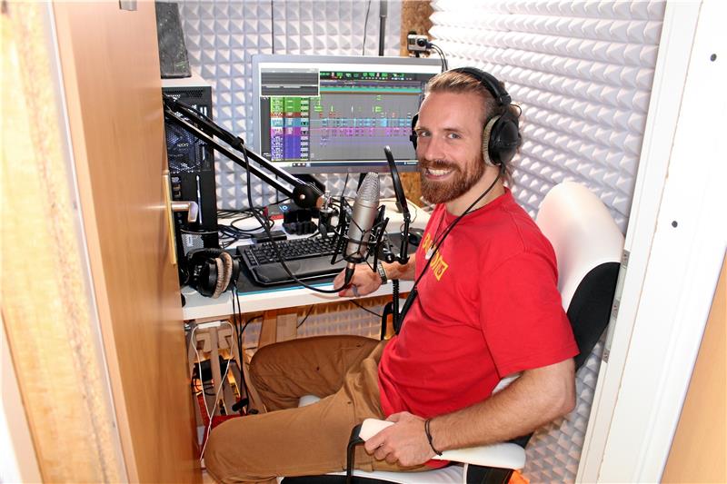 Das Tonstudio nimmt viel Platz in seinem WG-Zimmer in Braunschweig ein. Foto: Wendt