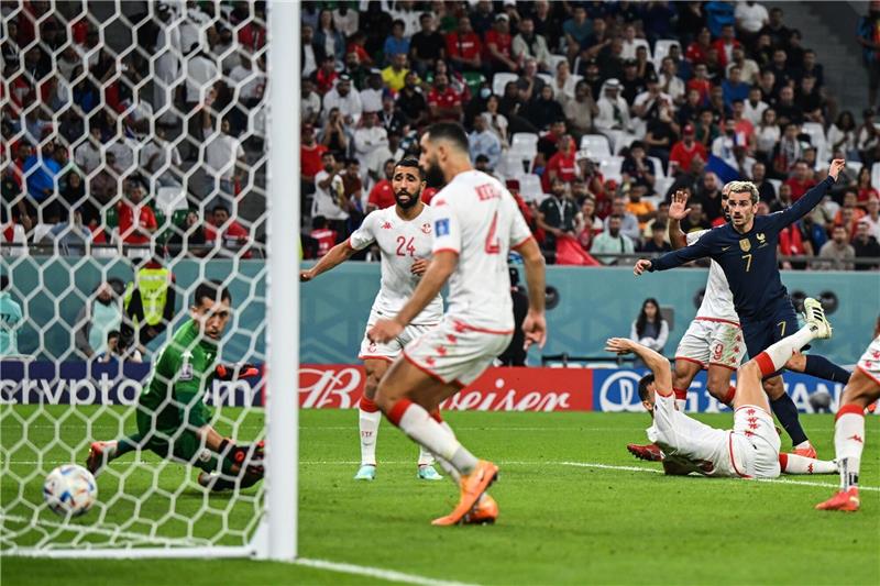 Tunesien-Spiel: Frankreich bestätigt Protest gegen Wertung Das Tor von Frankreichs Antoine Griezmann (r) wurde zurückgenommen.