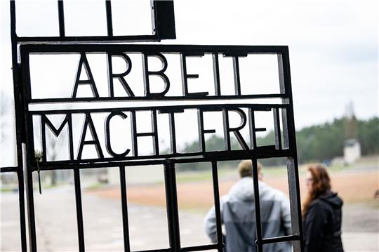 Das Tor zur Gedenkstätte Sachsenhausen auf dem Gelände des ehemaligen Konzentrationslager Sachsenhausen.
