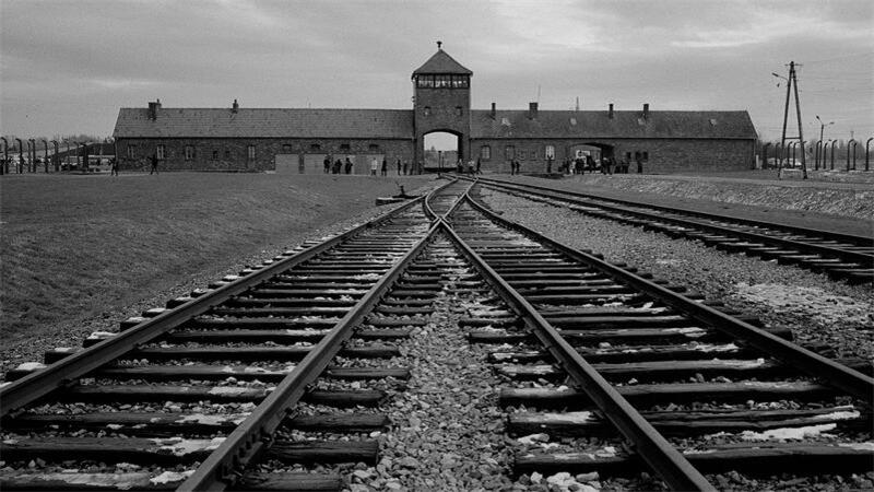 95-Jährige erneut wegen Holocaust-Leugnung vor Gericht Das Torhaus des ehemaligen Vernichtungslagers Auschwitz-Birkenau.