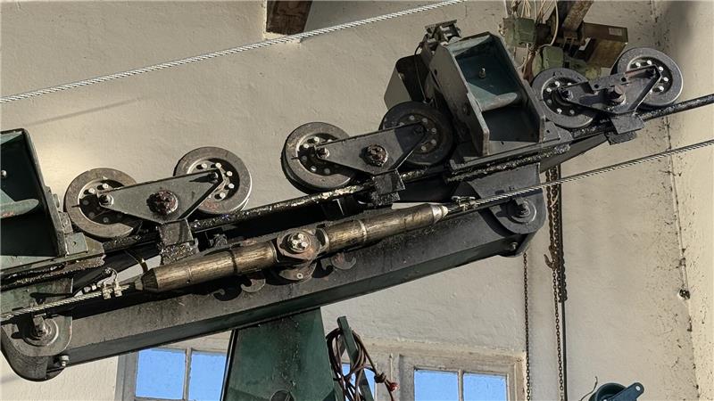 Das Tragseil ist die Schiene, auf der die Rollen der Bahn laufen.