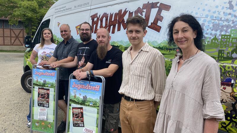 Die Personalflaute im Harzburger Jugendtreff ist überstanden Das Treff-Team in aktueller Besetzung vor dem eigenen Mobil, der "Flohkiste" (v.r.): Katrin Peters, Felix Mahler, Gero Laube, Max Heger, Florian Hinz und Merle Lochau.
