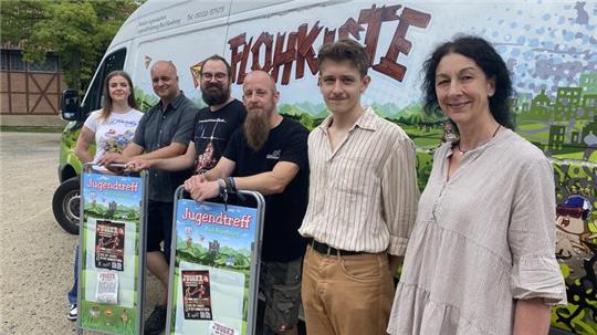 Das Treff-Team in aktueller Besetzung vor dem eigenen Mobil, der "Flohkiste" (v.r.): Katrin Peters, Felix Mahler, Gero Laube, Max Heger, Florian Hinz und Merle Lochau.