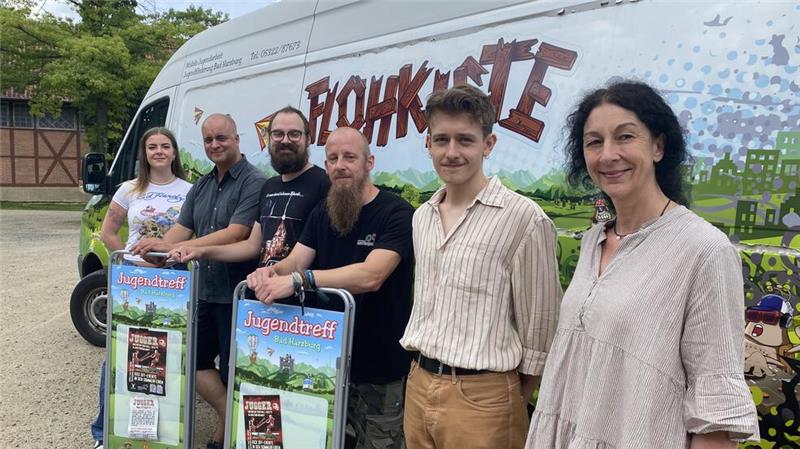 In Bad Harzburg: Actionreiches Jahr für junge Menschen geplant Das Treff-Team in aktueller Besetzung vor dem eigenen Mobil, der "Flohkiste" (v.r.): Katrin Peters, Felix Mahler, Gero Laube, Max Heger, Florian Hinz und Merle Lochau.
