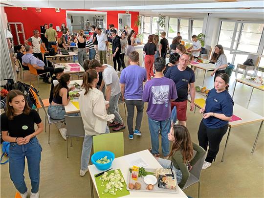 Das Treffen in Bad Harzburg trägt den Titel „Eat healthy“. Wie gesunde Ernährung aussieht und schmeckt, probieren die Schüler aller fünf Partnerschulen am Freitagnachmittag aus. Foto: Schlegel