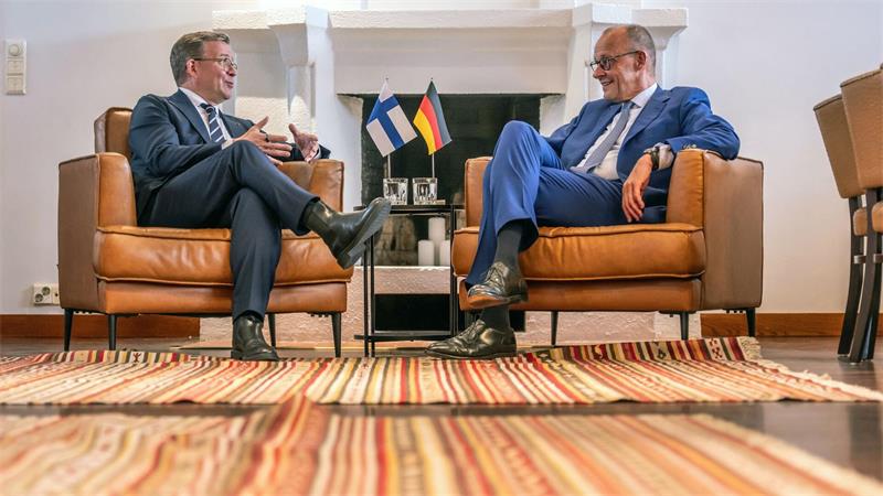 Das Treffen mit dem finnischen Ministerpräsidenten Petteri Orpo (l) war für Kanzler Friedrich Merz der Gipfel-Auftakt.