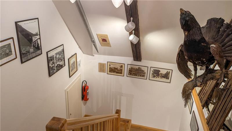 Das Treppenhaus der Remise ist frisch gestrichen. Die Bilder hat der Harzklub-Zweigverein neu sortiert.