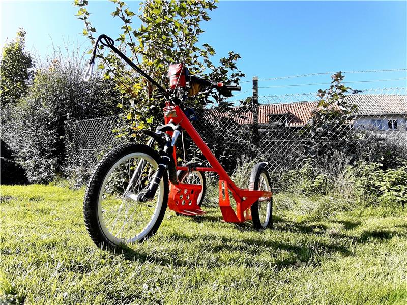 Schlittenhunde gehen im Oberharz ins Herbstrennen Das Trike ist eines der Gefährte, mit denen Manfred Gromann in Wettkämpfe geht. Vor das Fahrzeug werden seine Siberian Huskys gespannt. Etwa zweieinhalb Meter Abstand haben Musher und Zughunde dann voneinander. Manfred Gromann kann seine Vierbeiner durch „Mitrollern “ gut unterstützen. Fotos: Potthast