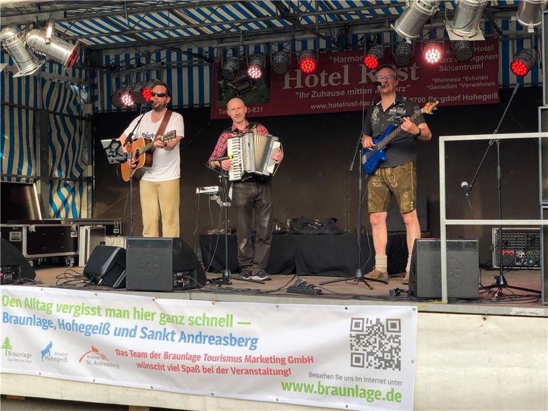 Das Trio Harzwald (v.li. Dr. Knut Friedrich, Michael Bleil und Andreas Bartels) sorgt für Unterhaltung.  Foto: Eggers