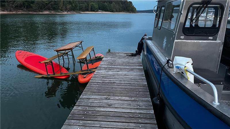 Trio mit Bierbank-Boot aus dem Verkehr gezogen Das Trio war auf einer Konstruktion aus Surfbrettern und einer Bierbank auf dem Brombachsee unterwegs. Bild: Polizei Mittelfranken
