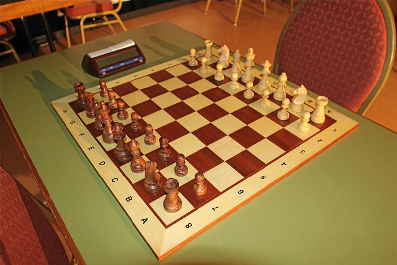 Das Turnier kann beginnen: Seit Montag stehen bereits die Schachbretter bereit, die einzelnen Spielfiguren sind in Reih und Glied aufgestellt. Foto: Jenzora