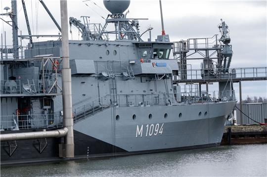 Das Übungsschiff "Ensdorf" liegt im Hafen der Marinetechnikschule (MTS) Parow. Die Marinetechnikschule (MTS) in Parow bei Stralsund bildet Techniker der Seestreitkräfte aus.