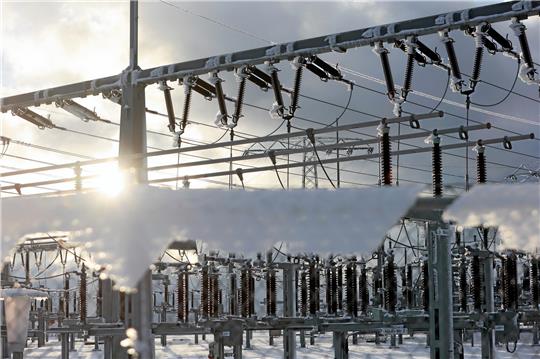 Das Umspannwerk in Hüttenrode bei Blankenburg: Eisregen und Sturm sind laut Avacon Grund für einen Kurzschluss und dafür, dass eine Stromleitung riss. Beides hat zu Stromausfällen geführt. Foto: Bein/dpa
