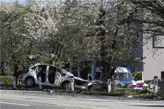 Das Unfall-Auto nach einem Frontalzusammenstoß mit einem anderen Auto in Graz.