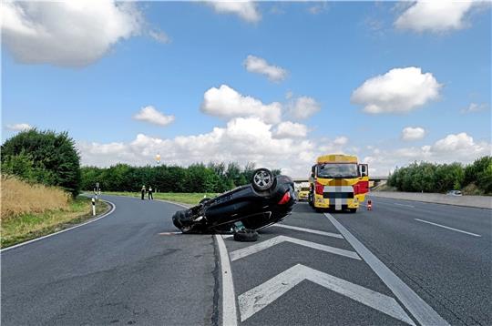 Das Unfallfahrzeug bleibt auf dem Dach liegen.  Foto: Autobahnpolizei Hildesheim