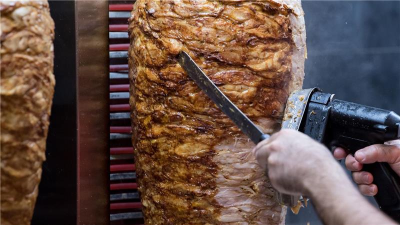 Warnstreik legt Dönerspieß-Produktion zeitweise lahm Das Unternehmen Birtat stellt bei Ludwigsburg Dönerspieße her. Nun legte ein Warnstreik die Produktion lahm. (Symbolfoto)