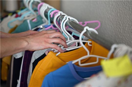 Das Unternehmen Wombly produziert Kleidung für Kinder mit Behinderungen und chronischen Krankheiten.