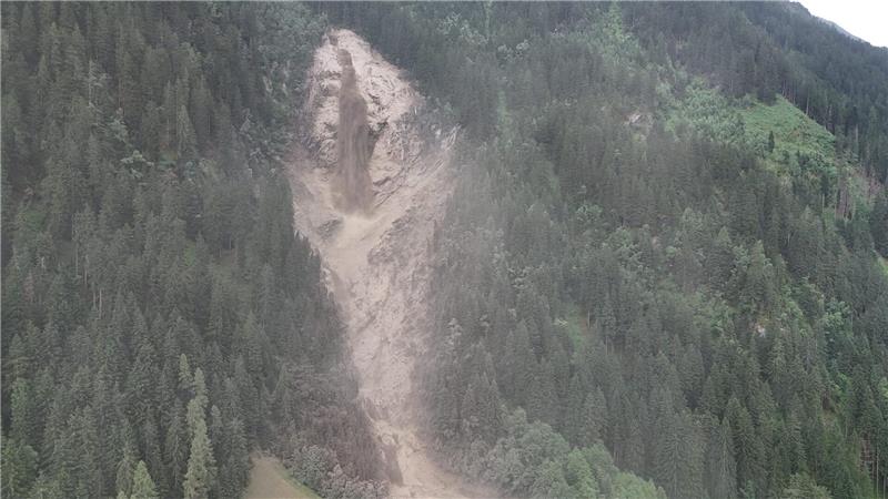 Nach Unwetter in Tirol: Berghütten mit Helikopter evakuiert Das Unwetter brachte auch in Neustift einen Hang in Bewegung.