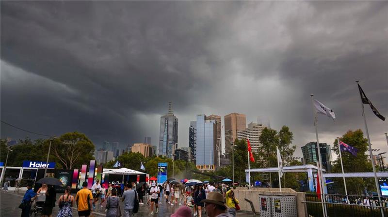 Das Unwetter über Melbourne brachte den Spielplan durcheinander.