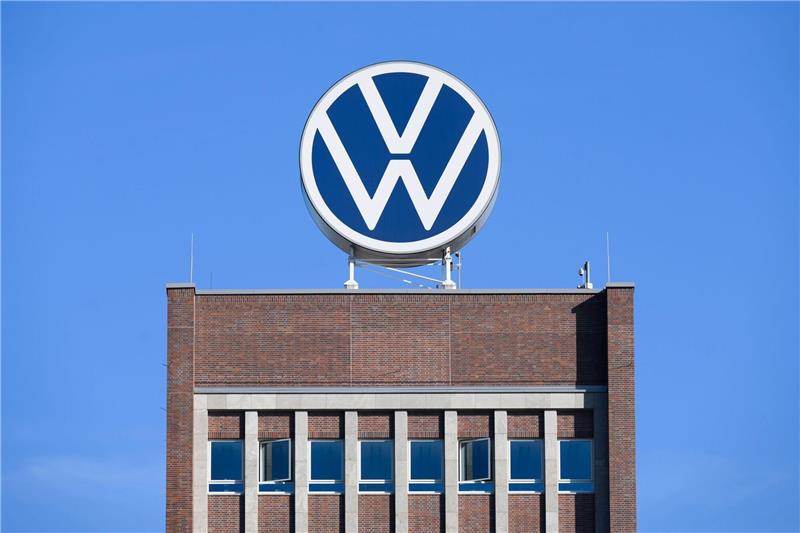 Das VW-Logo steht auf dem Markenhochhaus im Wolfsburger Stammwerk.