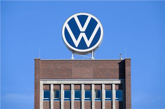 Das VW-Logo steht auf dem Markenhochhaus im Wolfsburger Stammwerk.
