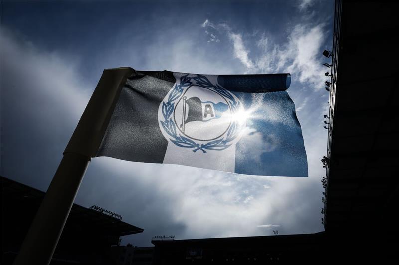 Das Vereinsemblem von Bielefeld ist auf der Eckfahne zu sehen.