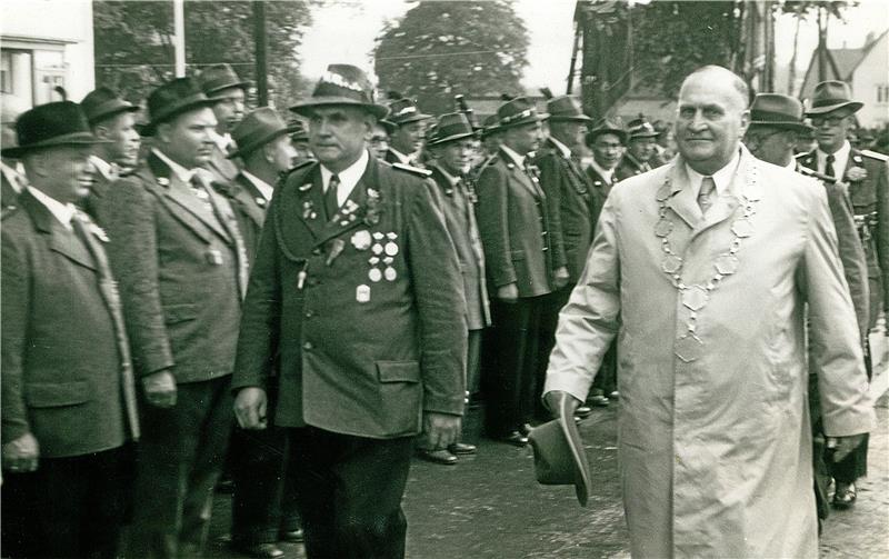 Das Vereinsleben blüht nach dem Krieg wieder auf. Ausmarsch Schützenfest 1955, rechts Bürgermeister Nordmann. Fotos: Ahrens Archiv