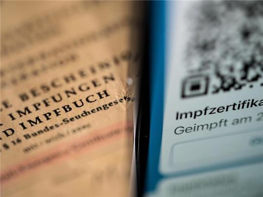 Das Verfassungsgericht in Karlsruhe entscheidet über die Impfpflicht für Pflege- und Klinikpersonal. Foto: Marijan Murat/dpa