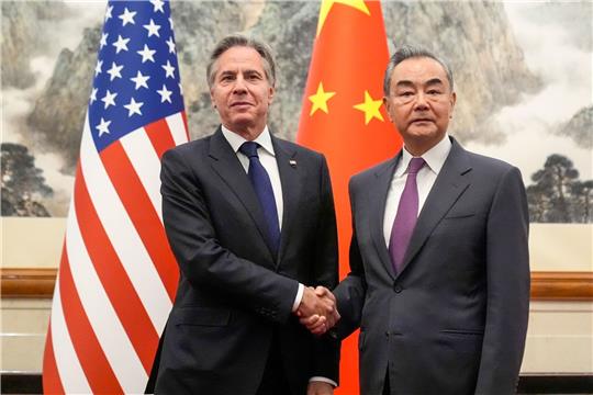 Das Verhältnis zwischen den USA und China ist angespannt. Das zeigte nun auch das Treffen von US-Außenminister Antony Blinken (l) und Chinas Außenminister Wang Yi.