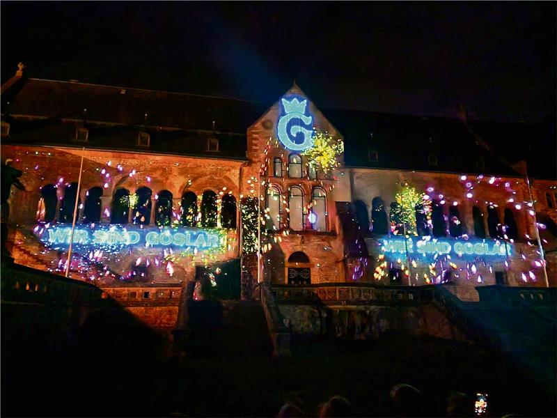 Das Video-Mapping an der Kaiserpfalz ist ein Zugmagnet für Besucher – ob Einheimische oder Gäste. „Wir sind Goslar“ heißt der Slogan fürs Jubiläumsjahr.  Fotos: Sowa