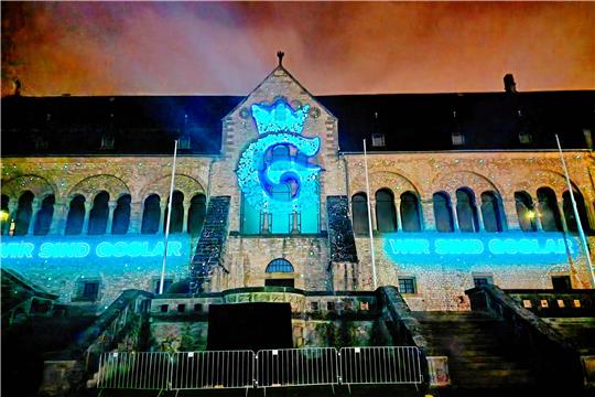 Das Video-Mapping über die Geschichte der Stadt an der Kaiserpfalz zieht regelmäßig die Menschen an, im September soll es eine längere Zugabe geben. Foto: Sowa