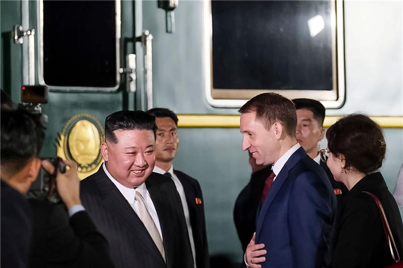 Medien zeigen Video von Kims Ankunft in Russland Das Videostandbild, das auf dem Telegramm-Kanal des Russischen Ministeriums für natürliche Ressourcen und Ökologie veröffentlicht wurde, zeigt Kim Jong Un und den russischen Umweltminister Alexander Koslow in Chassan.