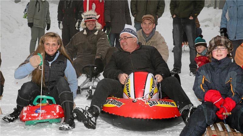 Volksrodeln: Ein Event mit Geschichte kehrt in den Oberharz zurück Das Volksrodeln 2010 beginnt mit einem Massenstart. Ein kräftiger Schubs, und der Schlitten mit dem damaligen Bürgermeister Prof. Peter Dietz nimmt Fahrt auf. Links startet Mitorganisatorin Gaby Wenzel auf einem feuerroten Plastikrodel.
