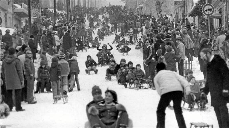 Das Volksrodeln in Clausthal-Zellerfeld ist ein Spektakel, bei dem es um mehr als das bloße Schlittenfahren geht. Es geht auf die Anfänge des 20. Jahrhunderts zurück.
