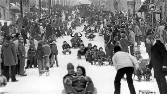 Das Volksrodeln in Clausthal-Zellerfeld ist ein Spektakel, bei dem es um mehr als das bloße Schlittenfahren geht. Es geht auf die Anfänge des 20. Jahrhunderts zurück.