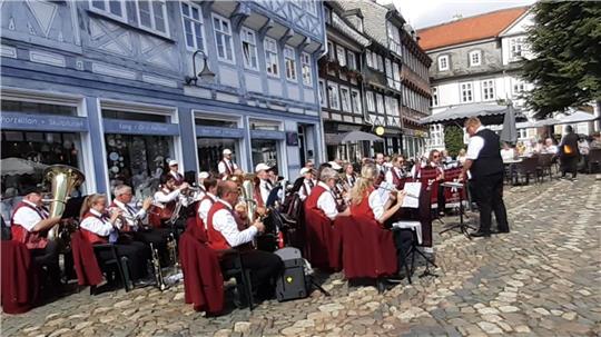 Das Volkstümliche Blasorchester des MTV Bornhausen musiziert auf dem Goslarer Schuhhof.