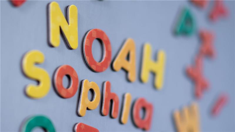 Das Vornamenduo Sophia und Sophie sowie Noah führen die Liste der beliebtesten Vornamen 2024 an (Symbolbild).
