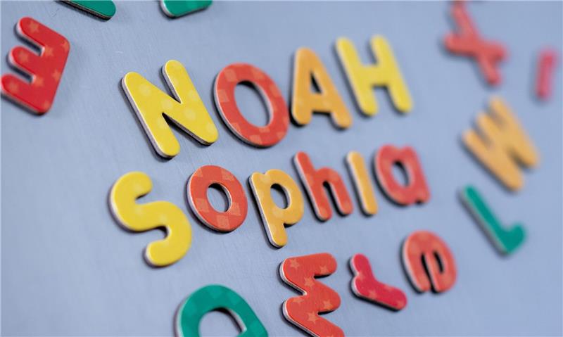 Das sind die beliebtesten Babynamen 2023 Das Vornamenduo Sophia und Sophie sowie Noah führen die Liste der beliebtesten Vornamen 2023 an.